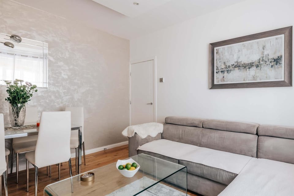 Modern 3-Bedroom Home Near Westfield Central Lond Apartment in London
