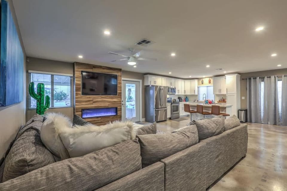Las Vegas Retreat- Private Pool Game Room & Spa House in Las Vegas