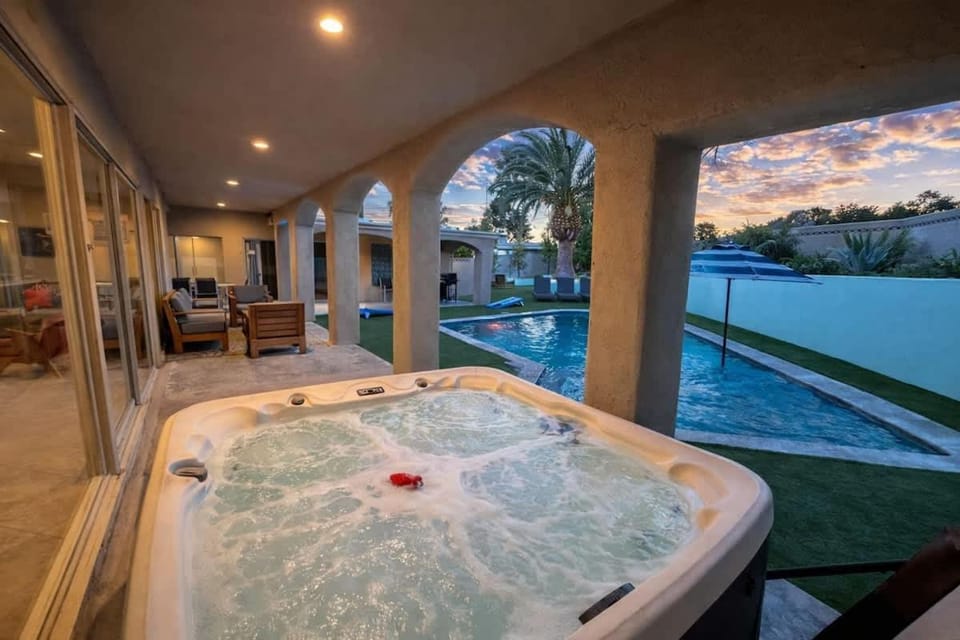Vintage Vegas Retreat- Pool Spa Game Room & House in Las Vegas