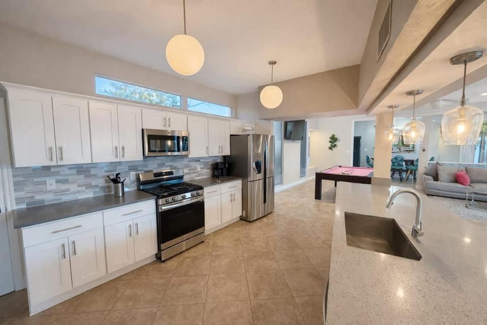 Vintage Vegas Retreat- Pool Spa Game Room & House in Las Vegas
