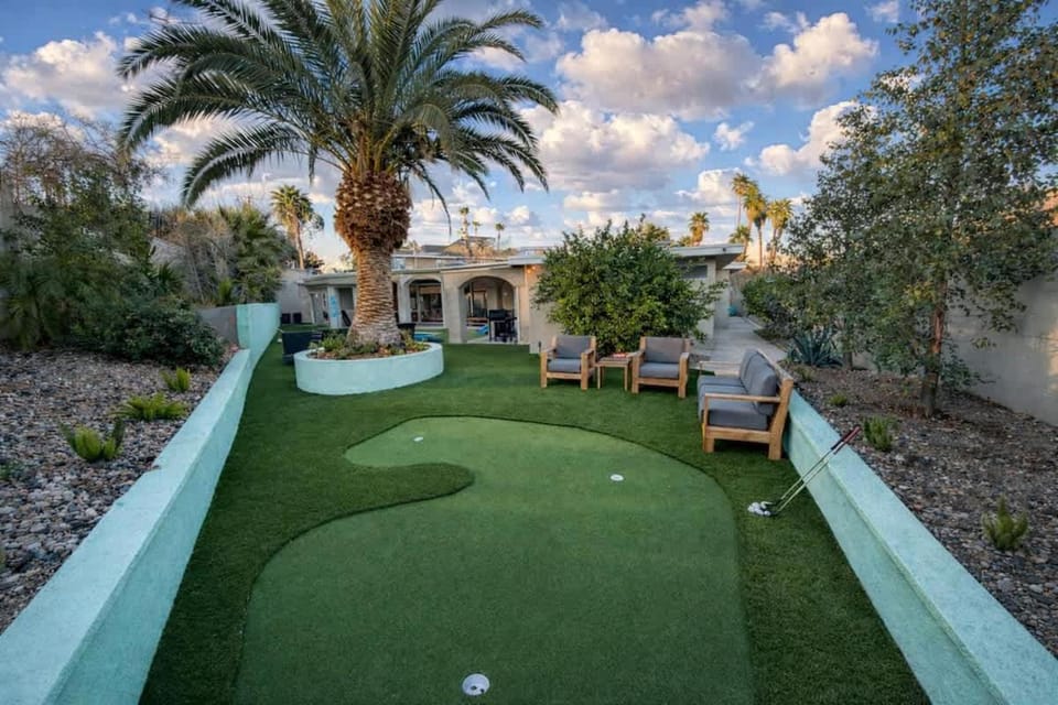 Vintage Vegas Retreat- Pool Spa Game Room & House in Las Vegas