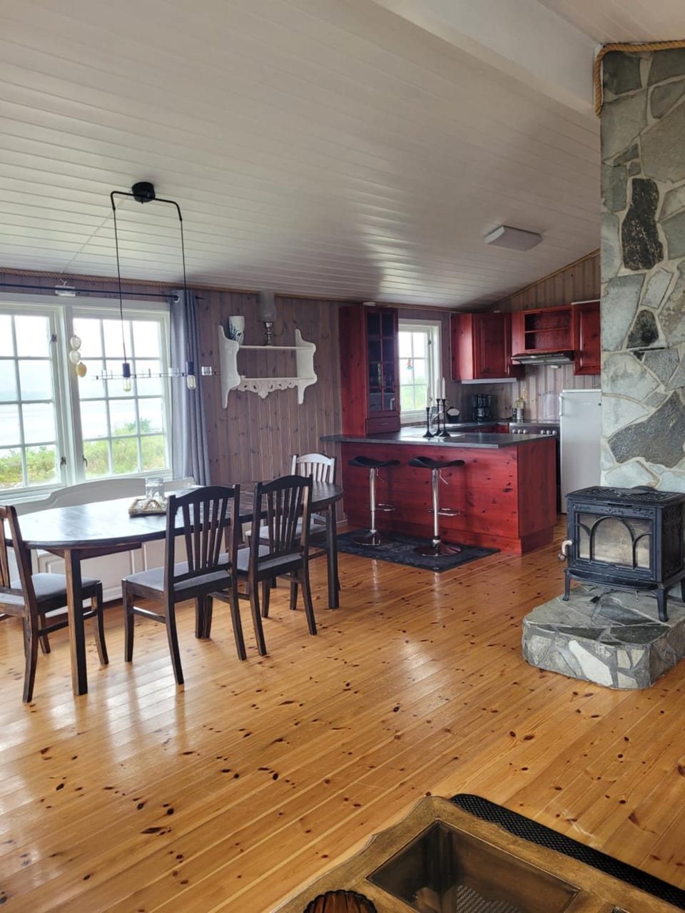 Kitchen or kitchenette, Dining area