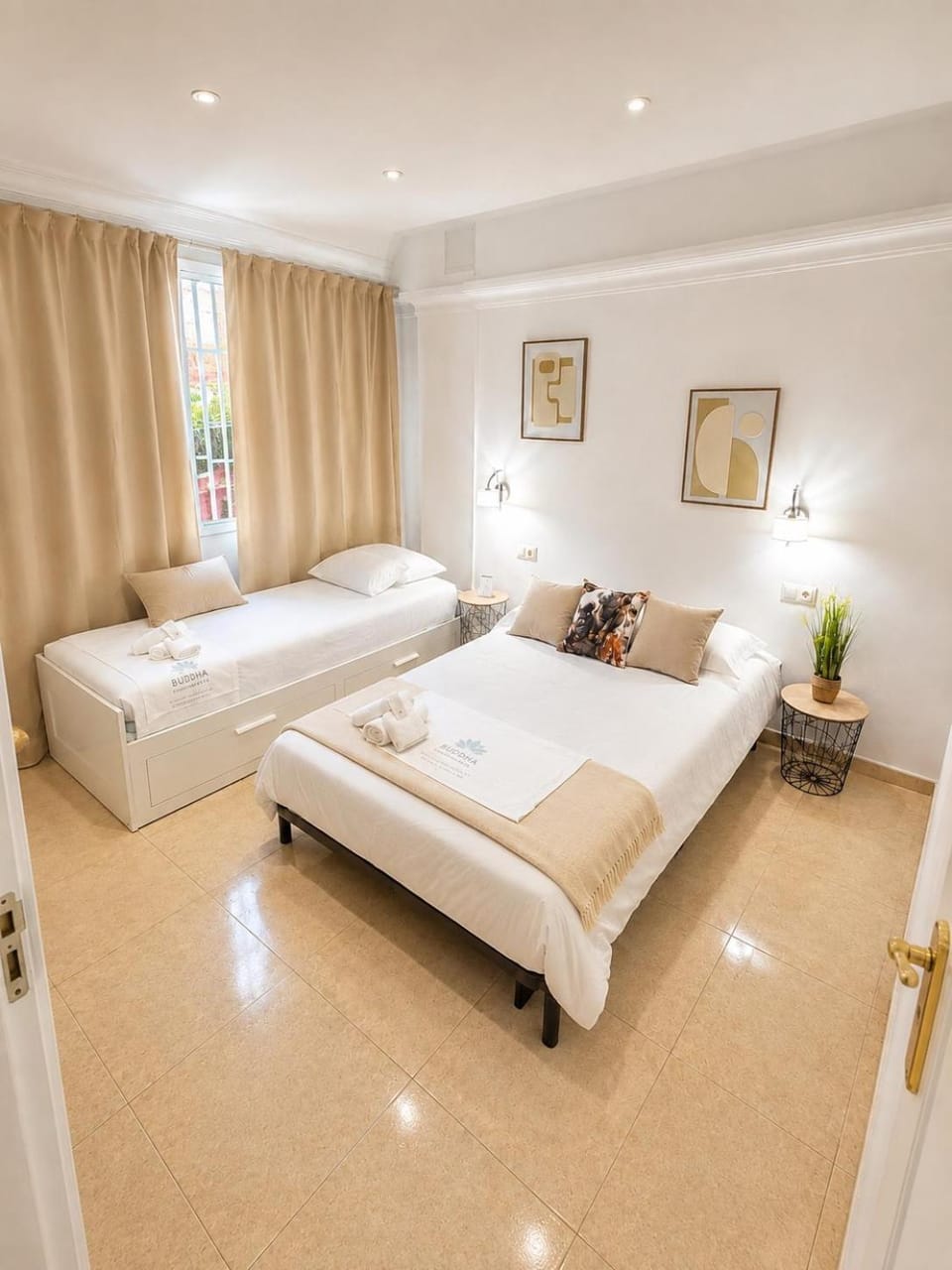 Photo of the whole room, Bedroom, towels