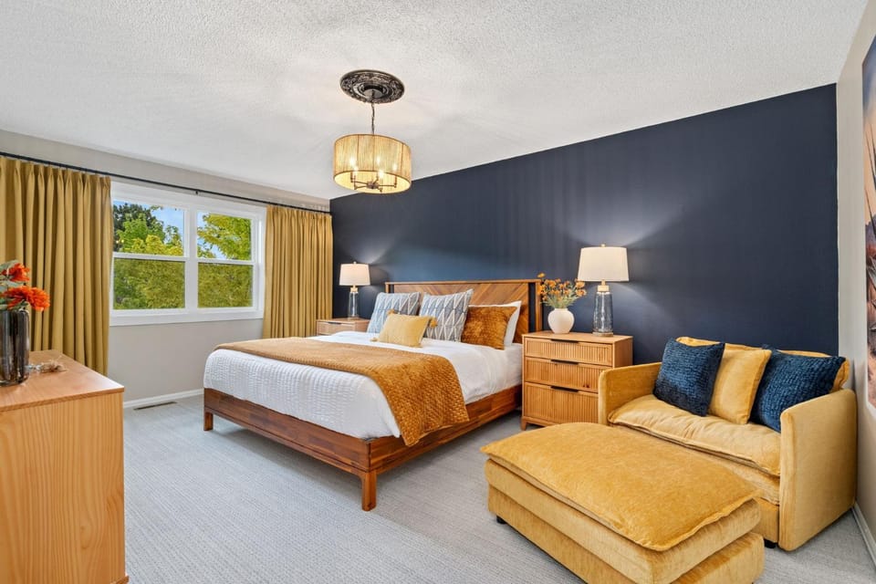 Bed, Day, Seating area, Bedroom, Garden view, furniture