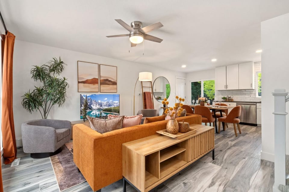 TV and multimedia, Living room, Seating area, Dining area, furniture, kitchen