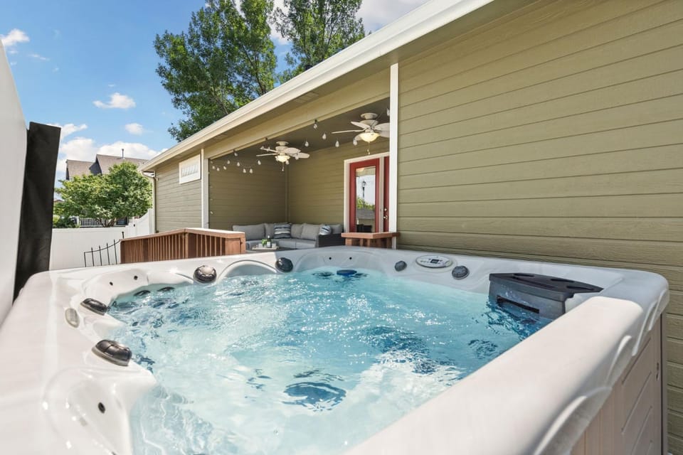 Patio, Day, Summer, Hot Tub, Seating area