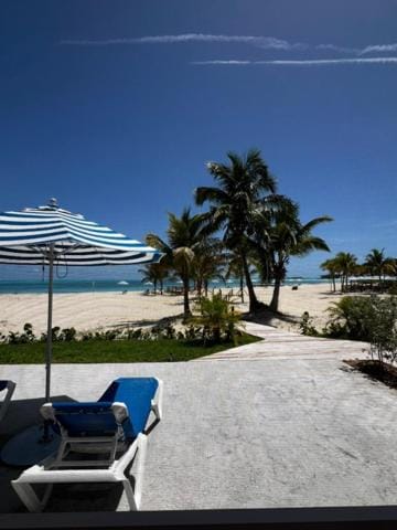 Bahama Beach Club Luxury 4 bedroom 3 bathroom Beachfron Condo Apartment in Central Abaco