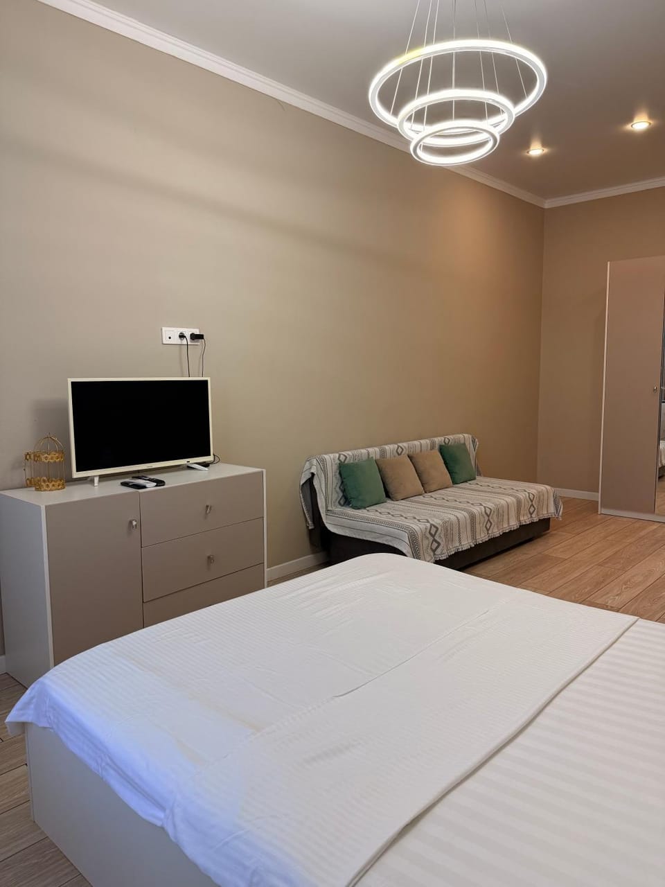 TV and multimedia, Living room, Seating area, Bedroom
