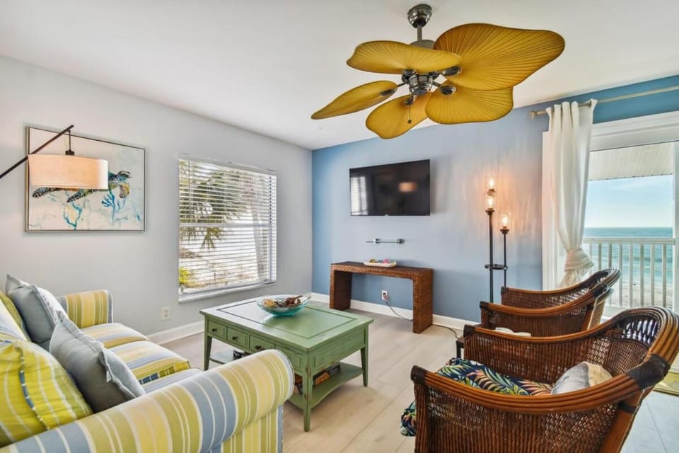 3Bedroom Beachfront Condo-Gulf View-On the Sand House in Indian Rocks Beach