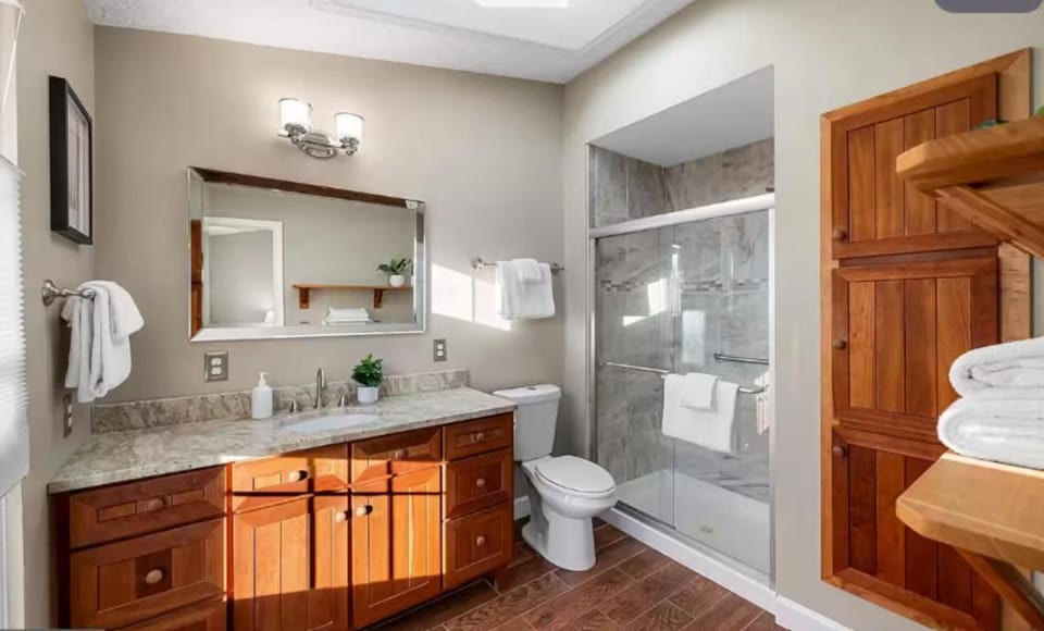 Relaxing Room Ensuite & Ample Storage Vacation rental in Ellicott City