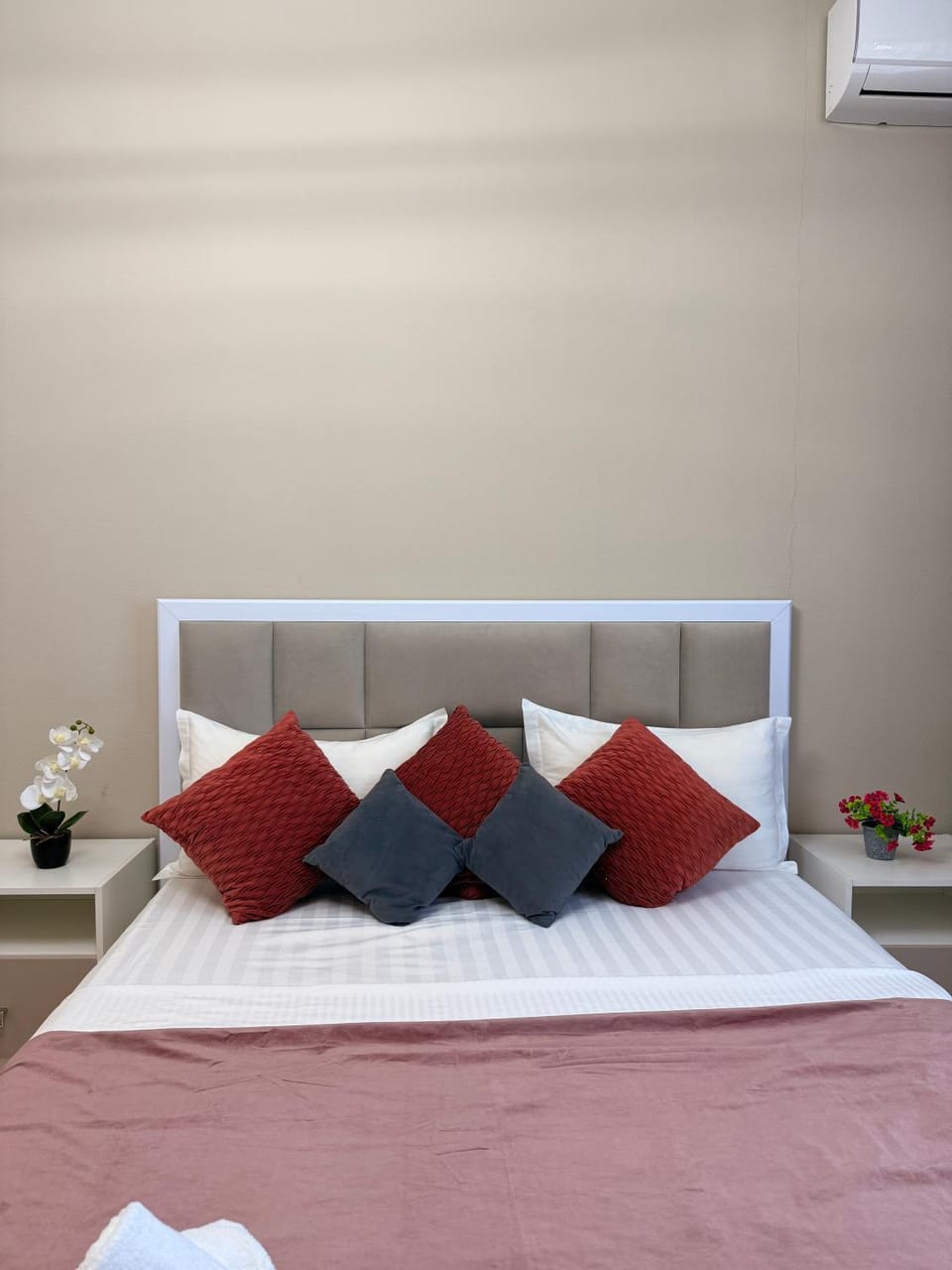 Bed, Photo of the whole room, Bedroom, air conditioner