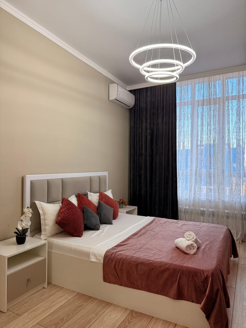 Bed, Photo of the whole room, Bedroom, towels