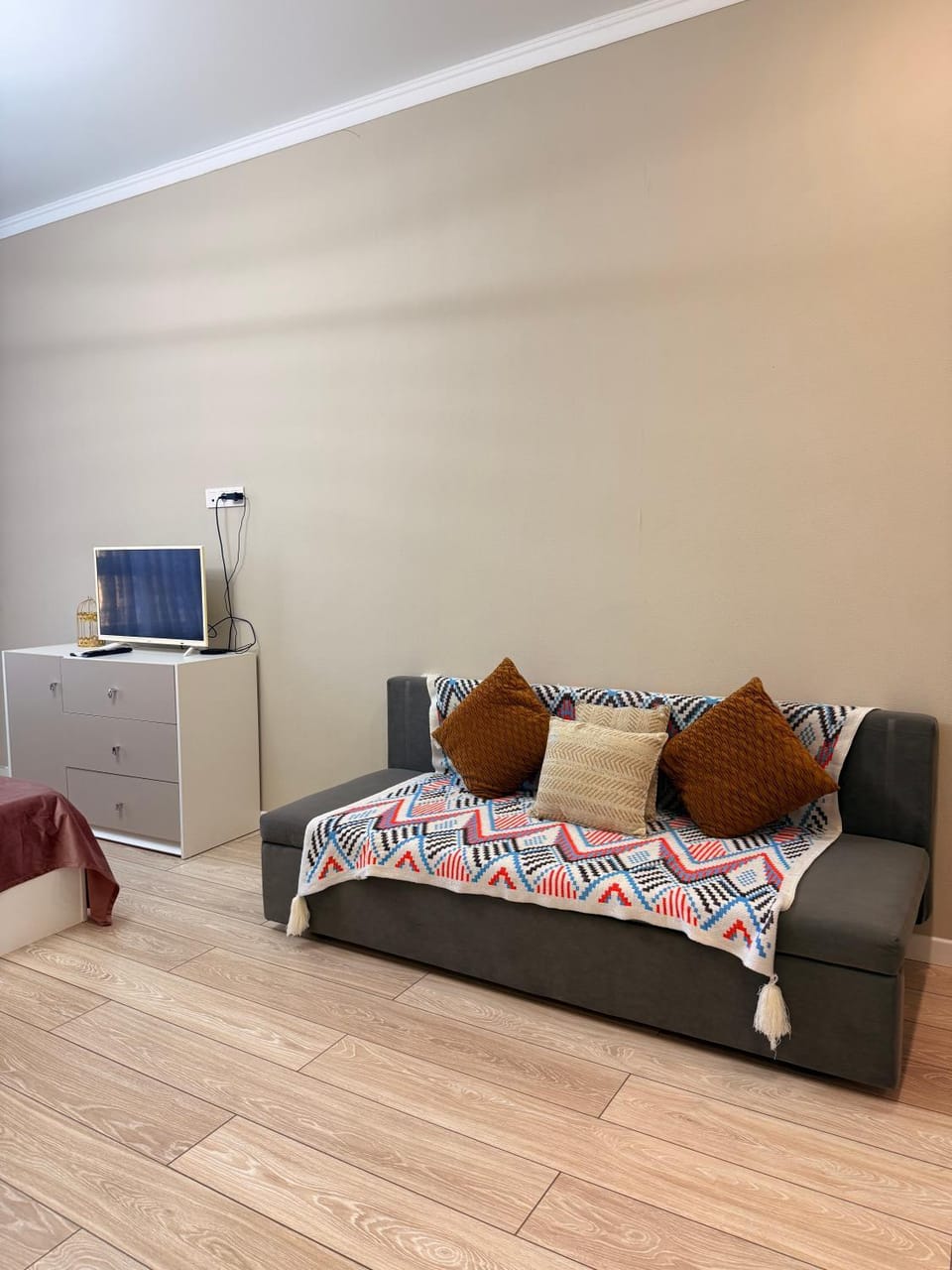 Property building, Facade/entrance, Bed, TV and multimedia, Living room, Photo of the whole room, Seating area, Bedroom, Location