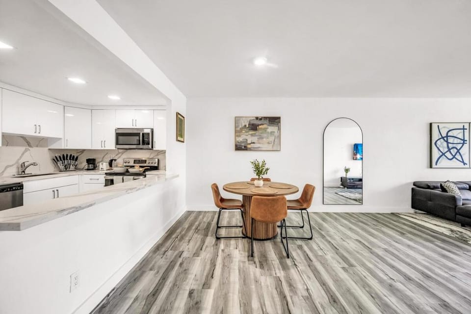Beachside Oasis Walk Everywhere Apartment in Sunny Isles Beach