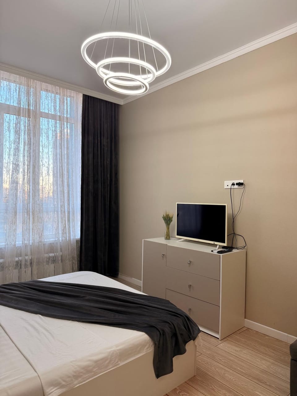 Bed, TV and multimedia, Photo of the whole room, Bedroom