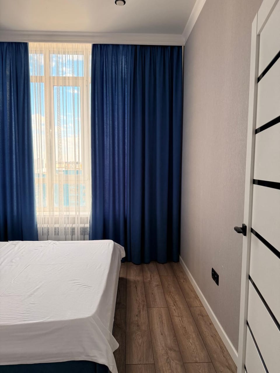 Photo of the whole room, Bedroom, wardrobe