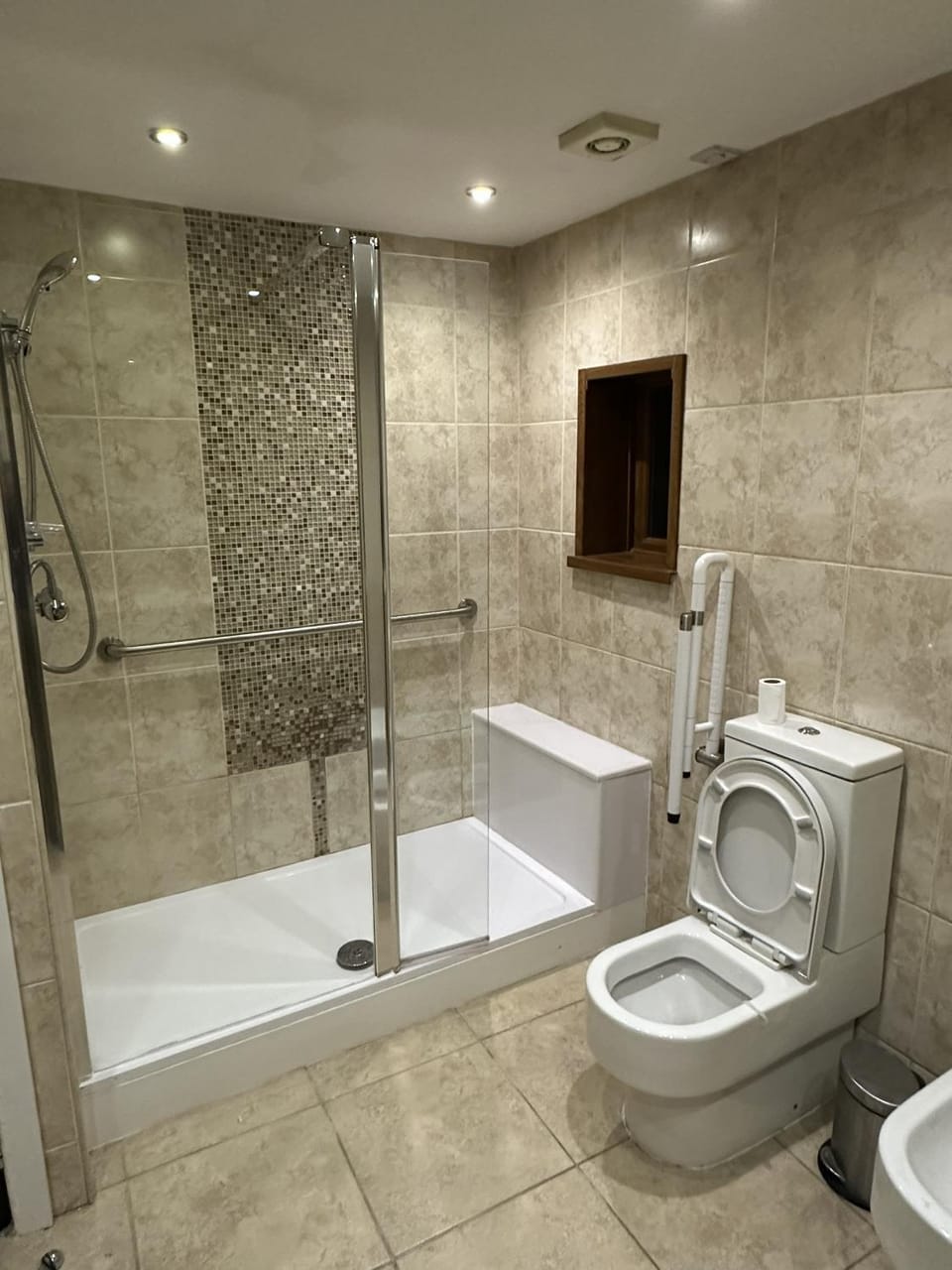 Plus Properties Leeds 3 Bed and Breakfast in Bradford