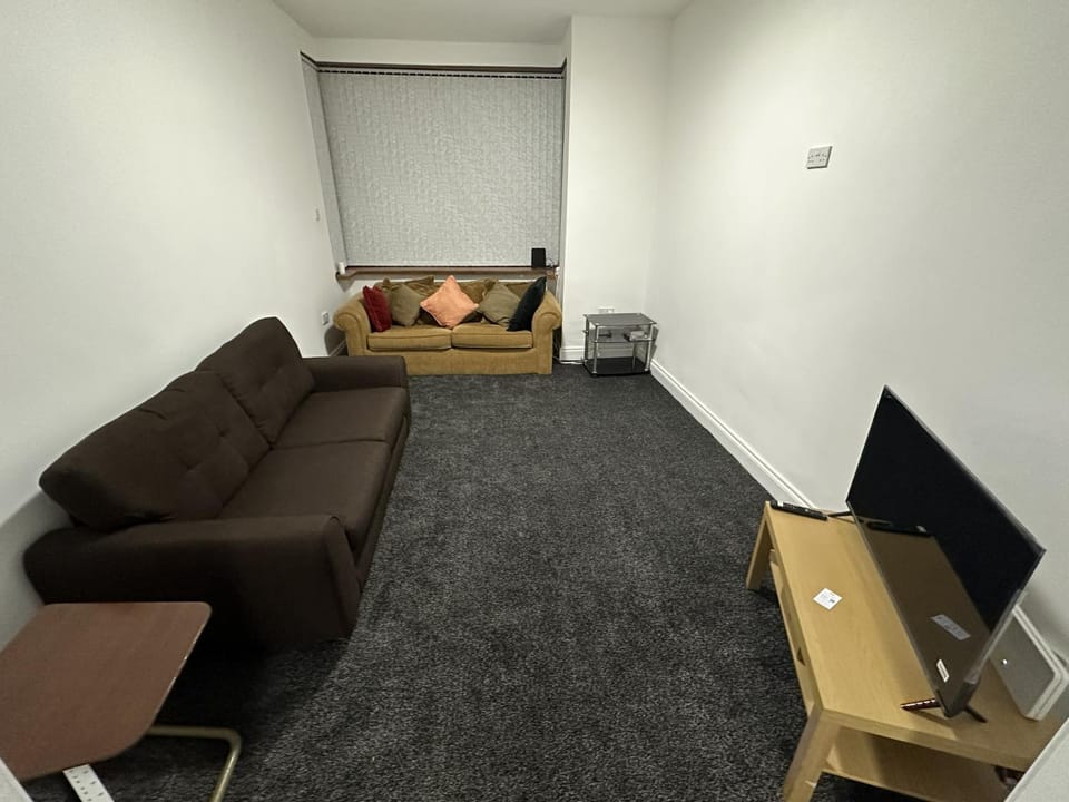 Plus Properties Leeds 3 Bed and Breakfast in Bradford