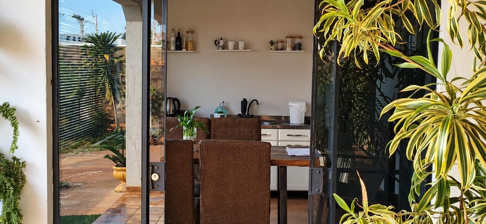 Suíte privativa com cozinha e entrada independente com estacionamento no centro de Sinop Apartment in Sinop