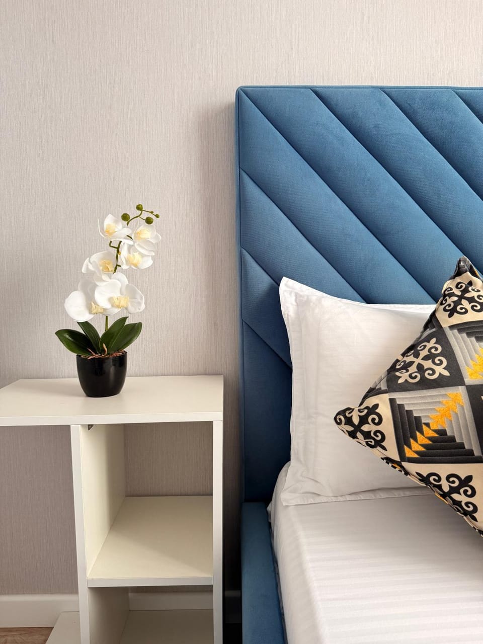 Property building, Facade/entrance, Bed, Living room, Photo of the whole room, Seating area, Bedroom, Location