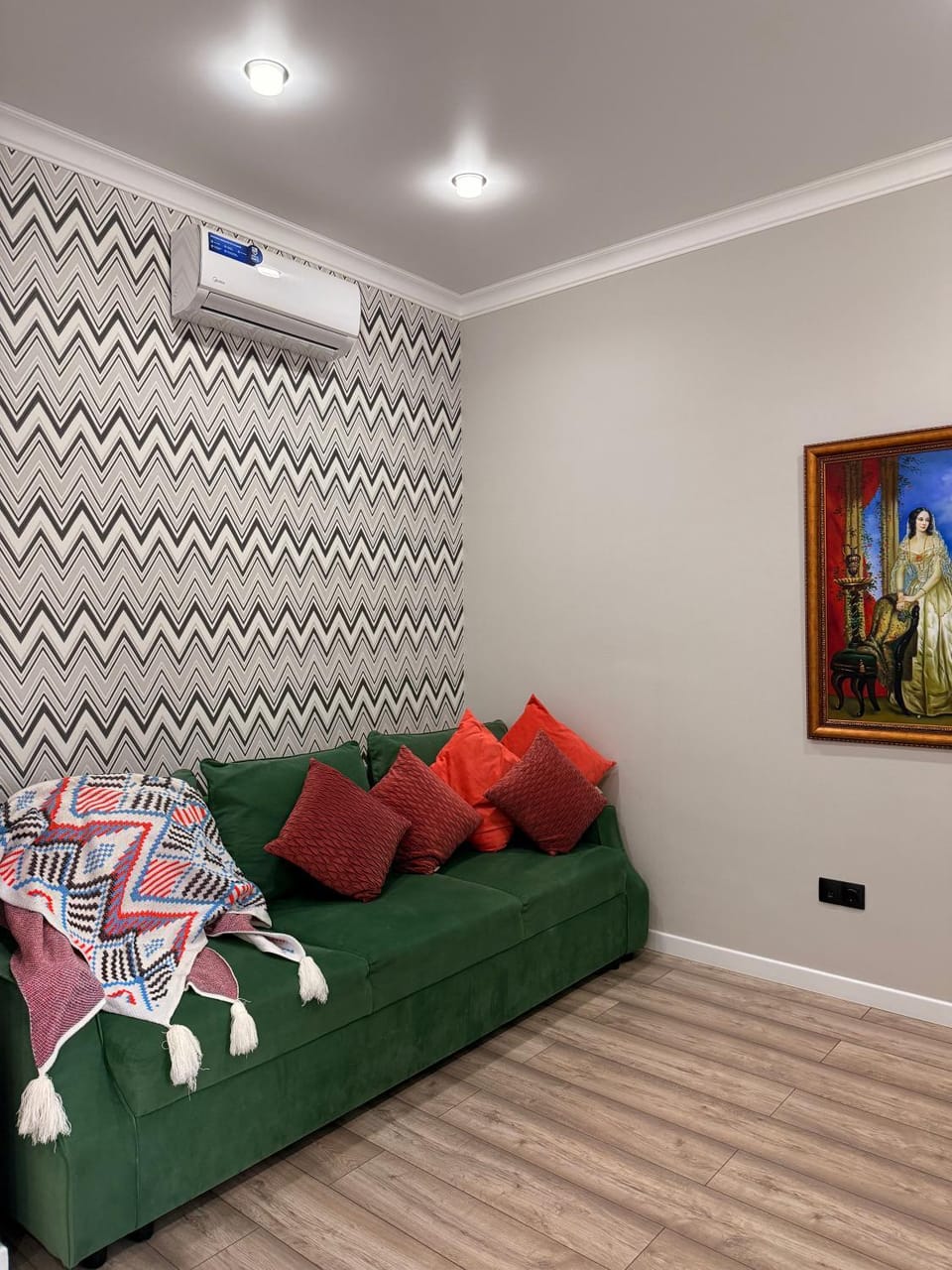 Bed, Photo of the whole room, Seating area, Bedroom, air conditioner