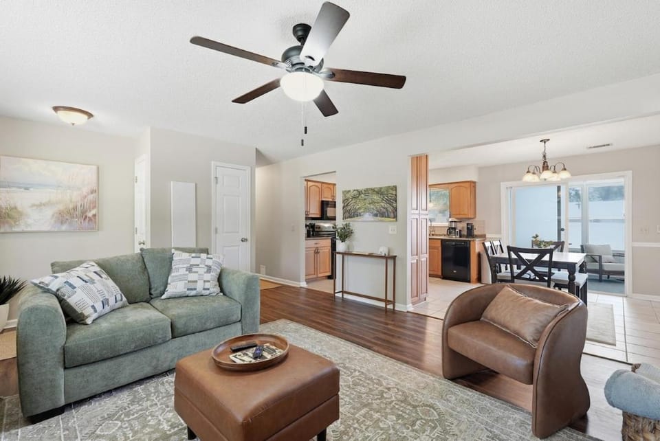 Communal lounge/ TV room, TV and multimedia, Living room, Seating area, Evening entertainment, pet friendly