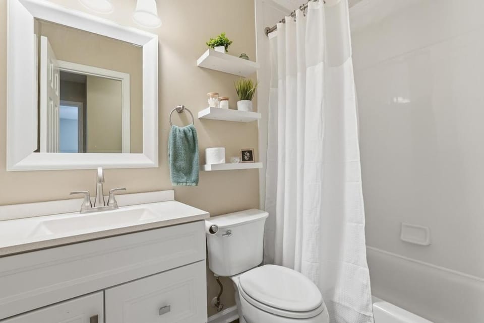 Shower, Toilet, Bathroom, Bath, towels