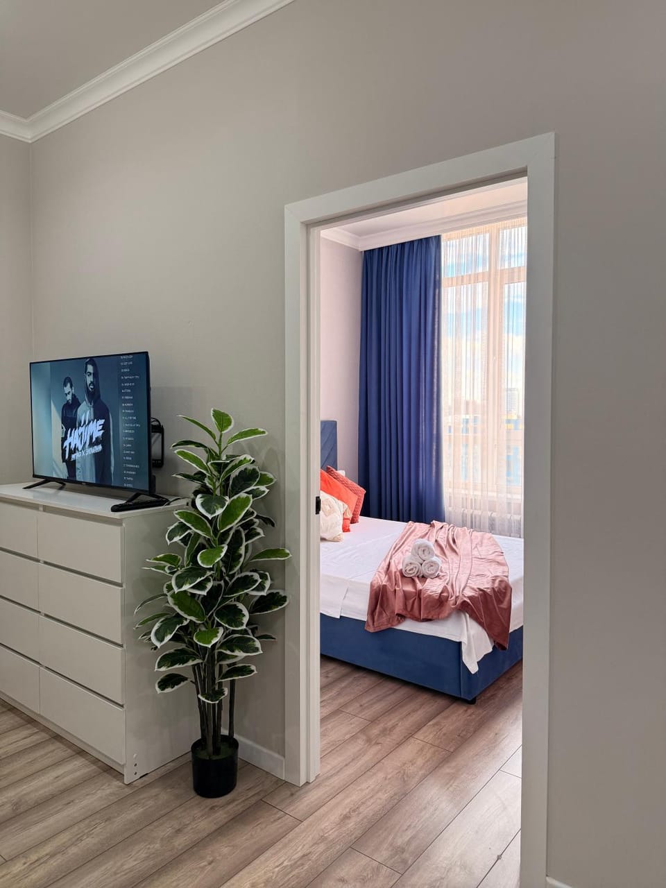 Bed, TV and multimedia, Photo of the whole room, Bedroom
