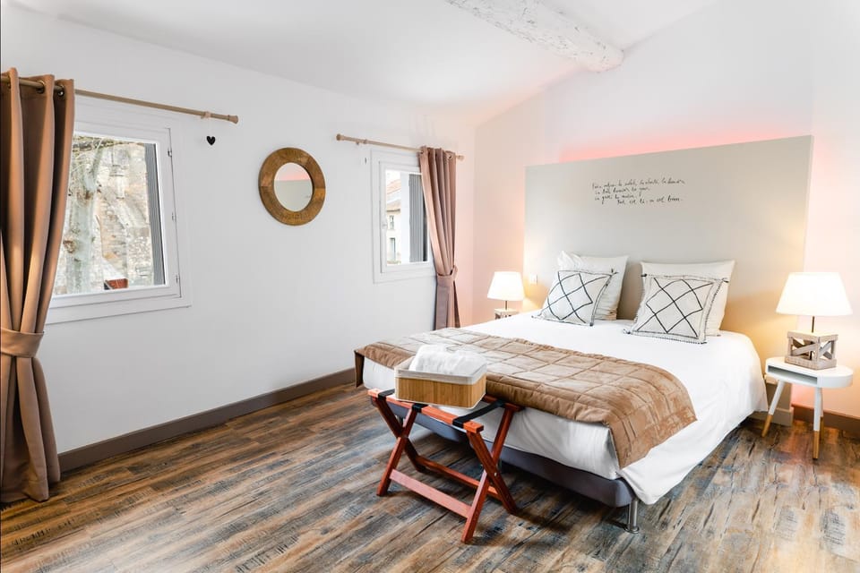 Photo of the whole room, Garden view