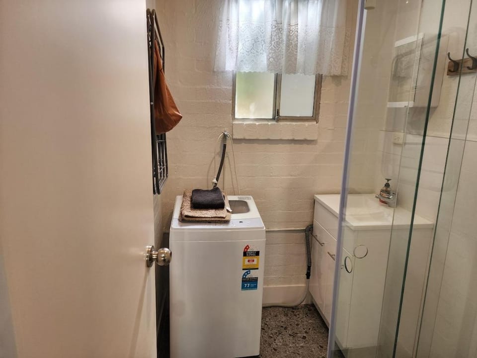 Cosy and comfortable, Latham Guesthouse Apartment in Canberra