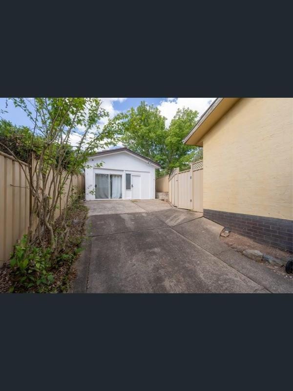 Cosy and comfortable, Latham Guesthouse Apartment in Canberra