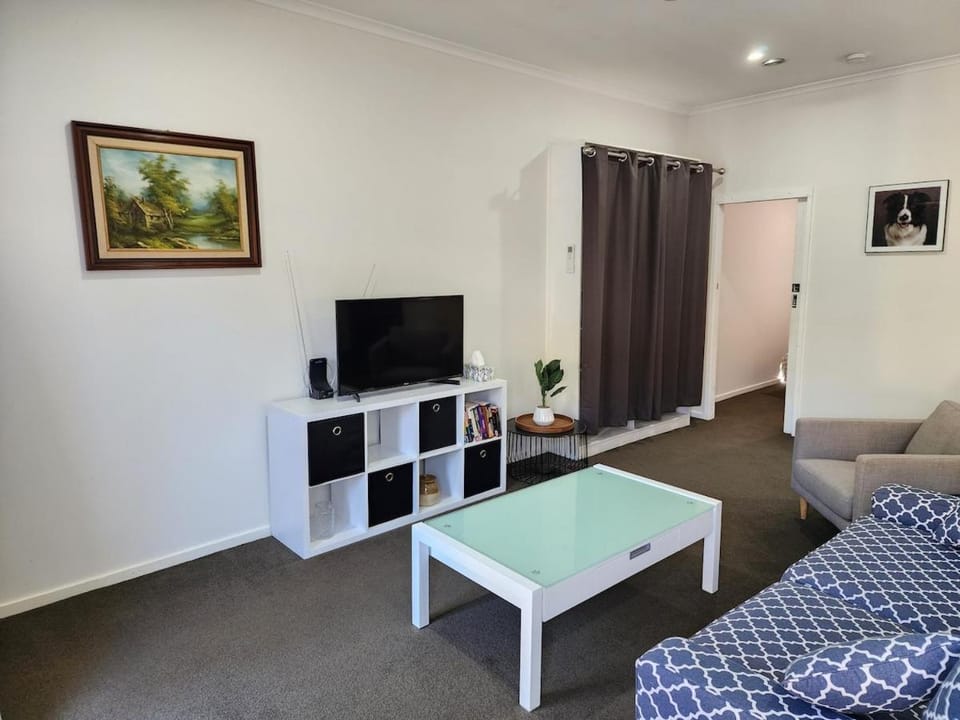Cosy and comfortable, Latham Guesthouse Apartment in Canberra
