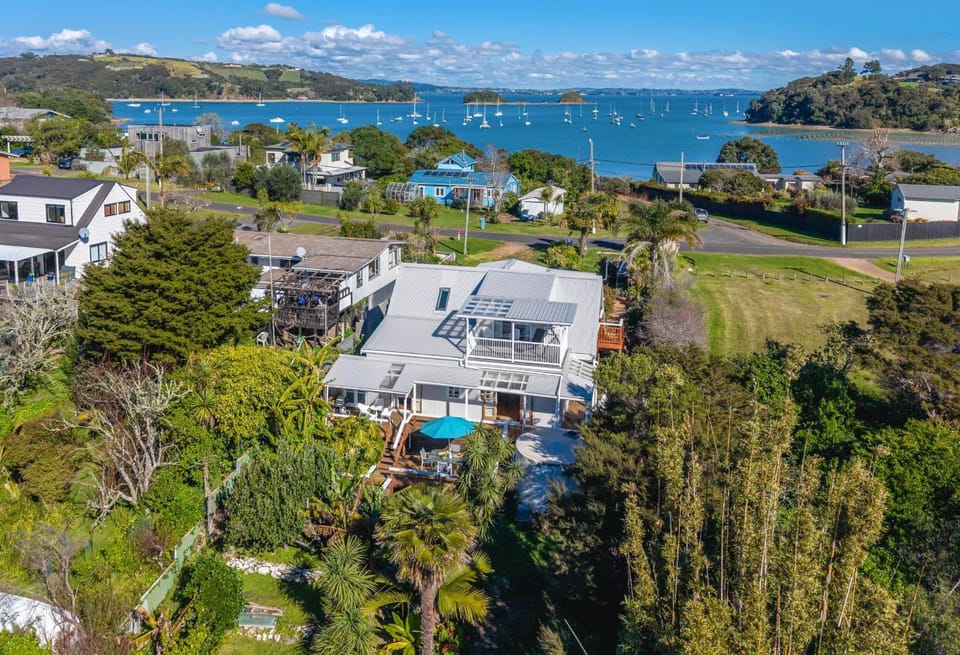 Shelly Beach Cottage Sunny Coastal Stay House in Auckland Region
