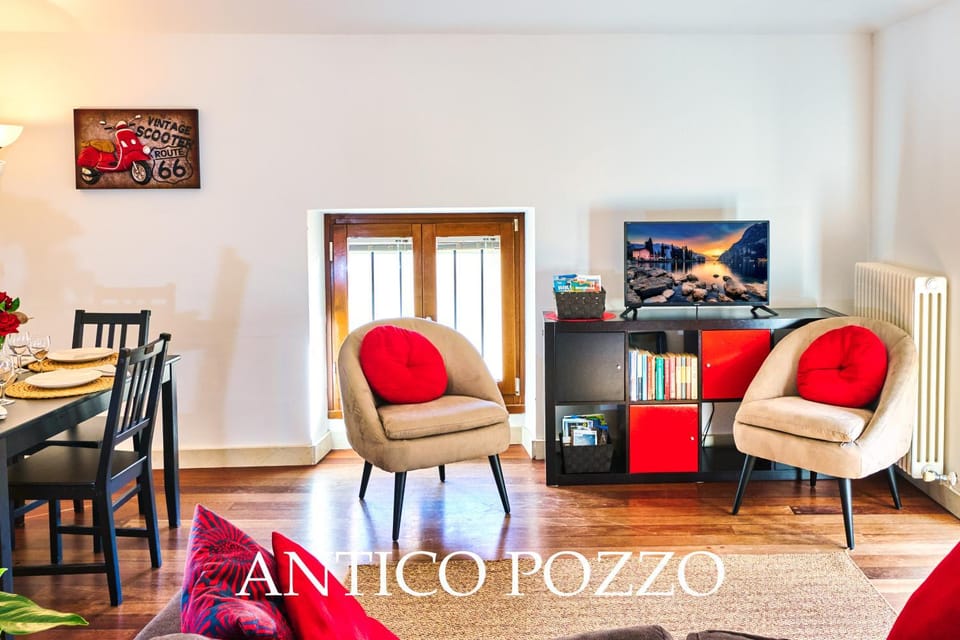 Communal lounge/ TV room, Living room, Seating area