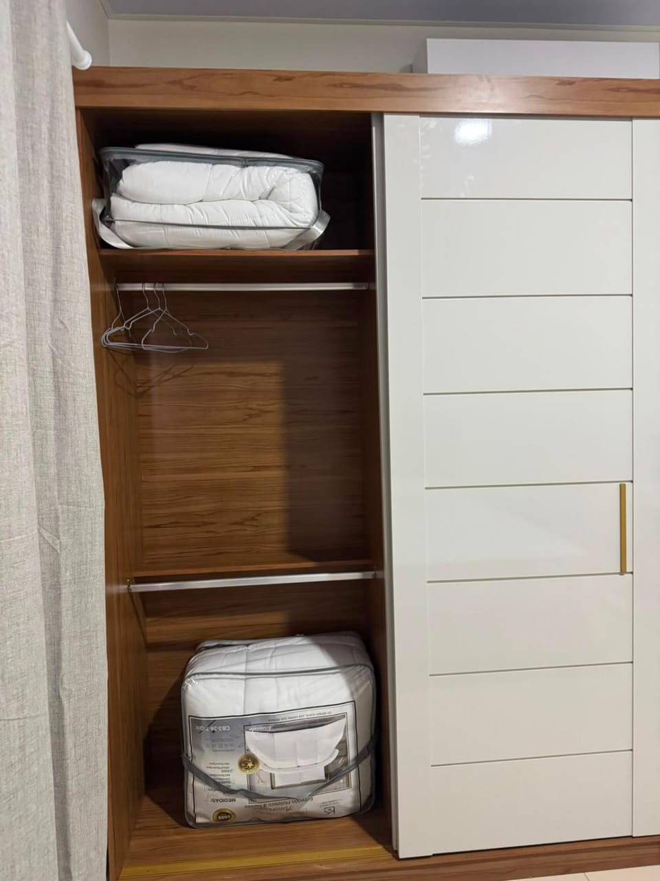 towels, wardrobe