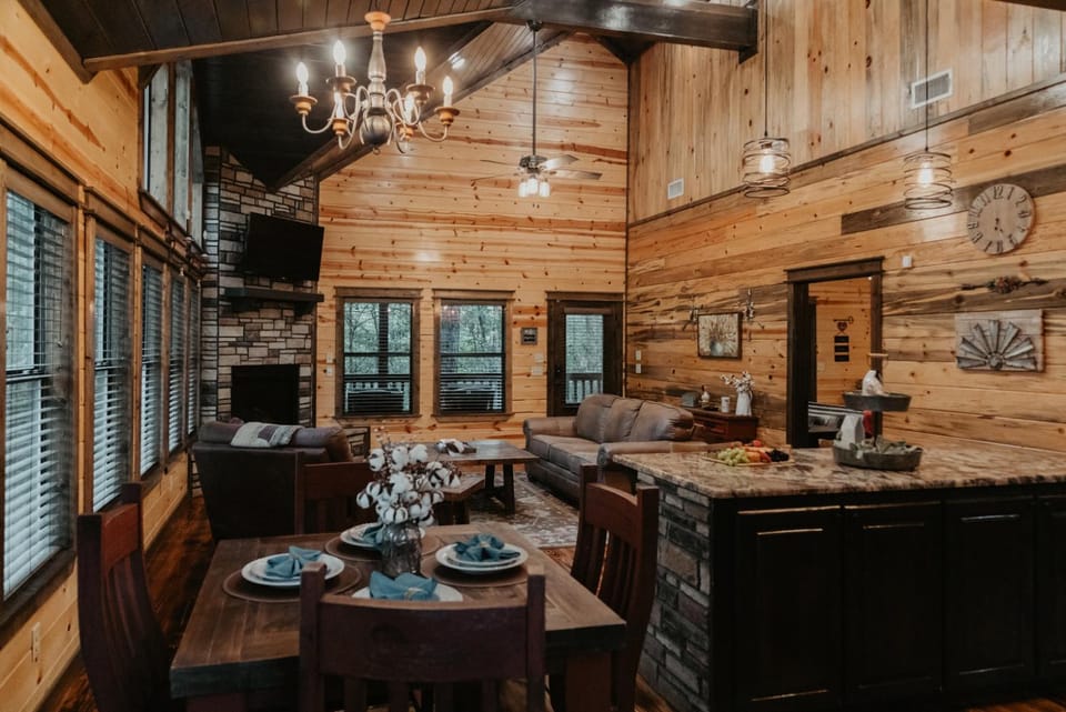 Secluded Creek Hot Tub Patio EV Charger Chalet in Oklahoma