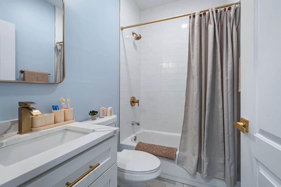Near Brookfield Zoo - King Bed - Sleeps 7 Apartment in Westchester