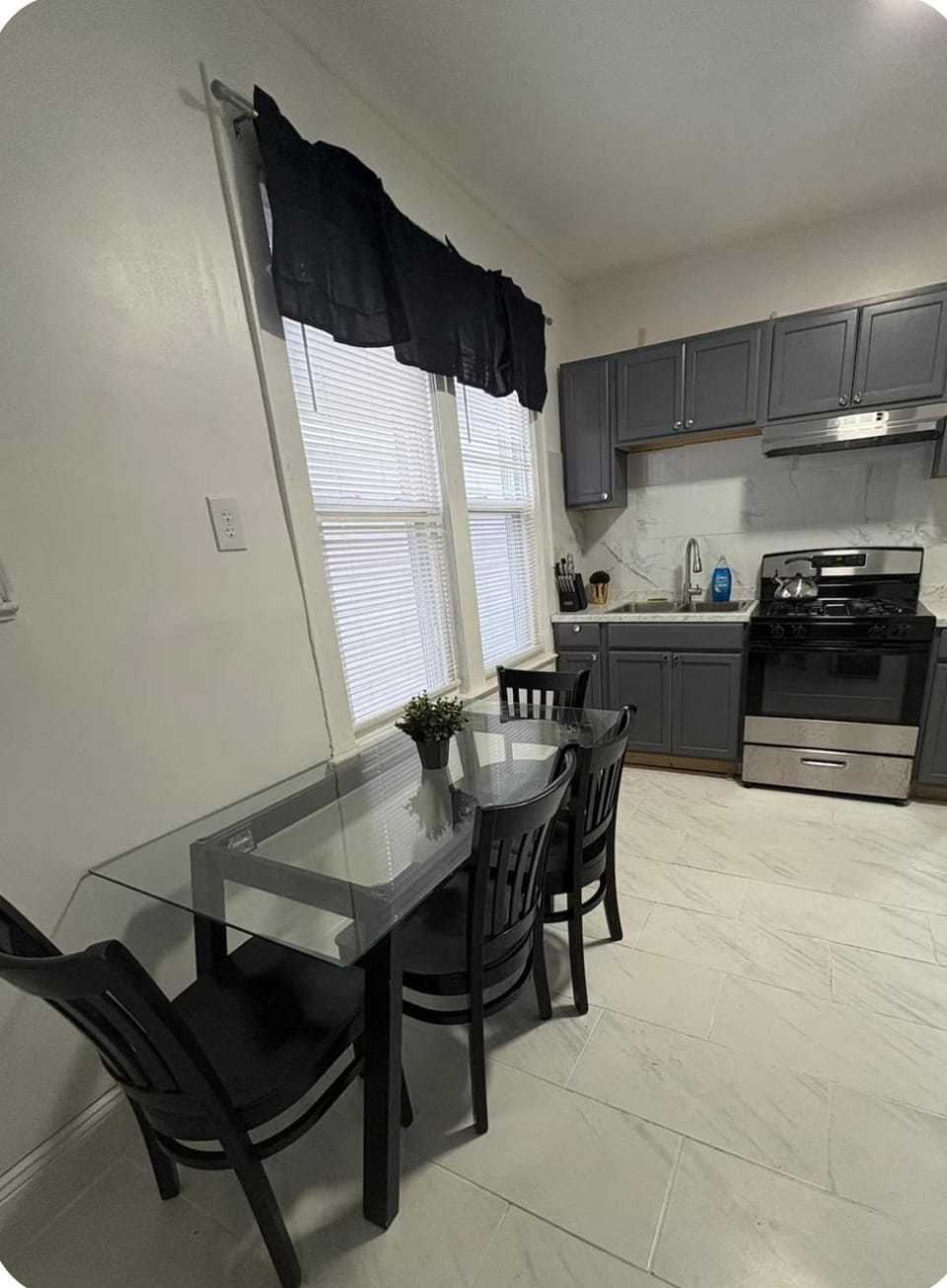 4 bedroom Apartment by airport Apartment in Irvington