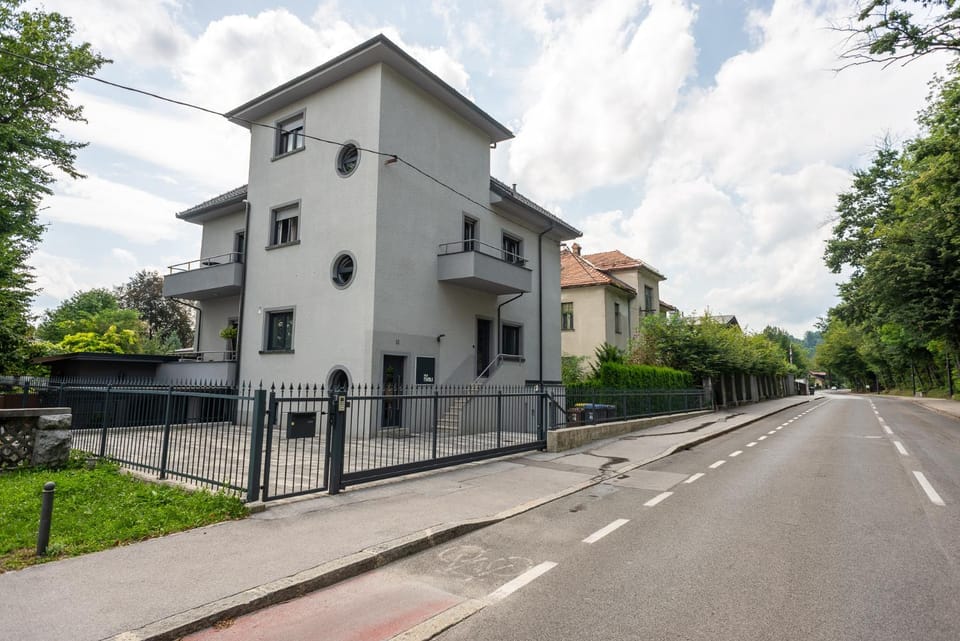 Facade/entrance, Neighbourhood, Landmark view, Street view