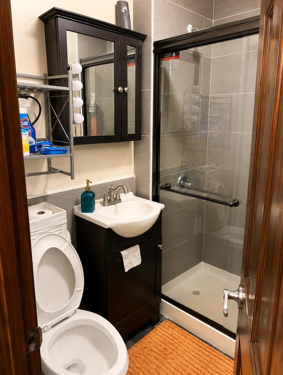 Shower, Toilet, Bathroom, towels