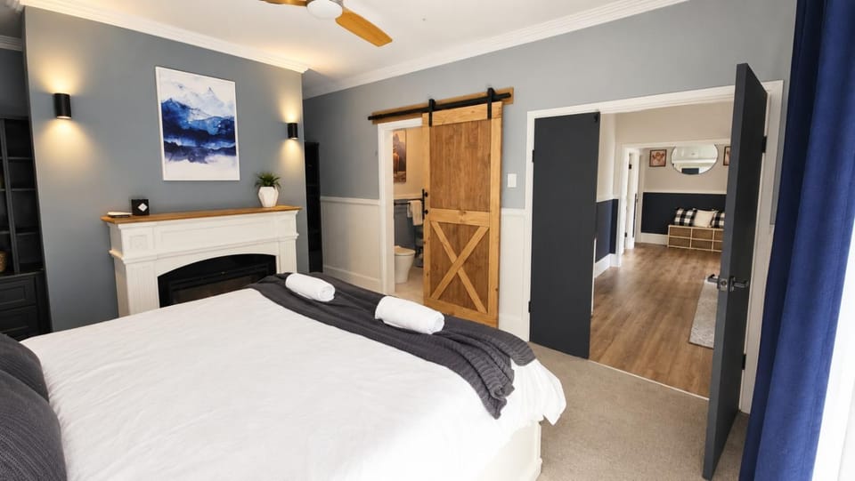 Central Bell, Slp's 8, Refurbished Heart of Newcastle House in New South Wales
