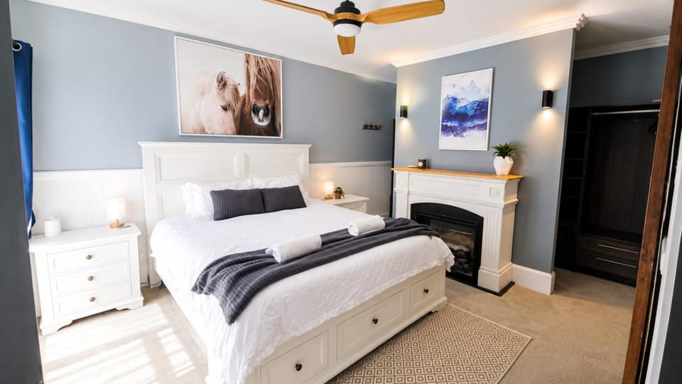 Central Bell, Slp's 8, Refurbished Heart of Newcastle House in New South Wales