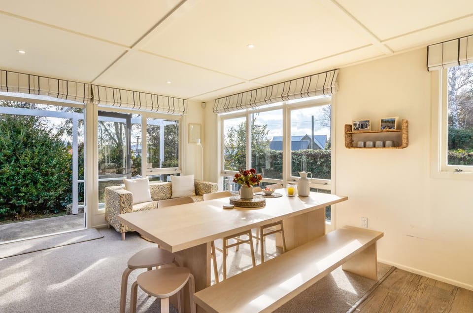 Day, Garden, Living room, Seating area, Dining area, Garden view