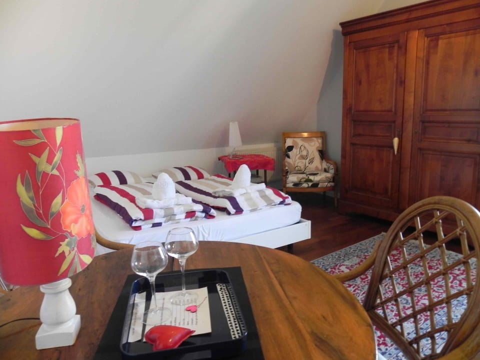 Bed, Photo of the whole room, Bedroom, towels