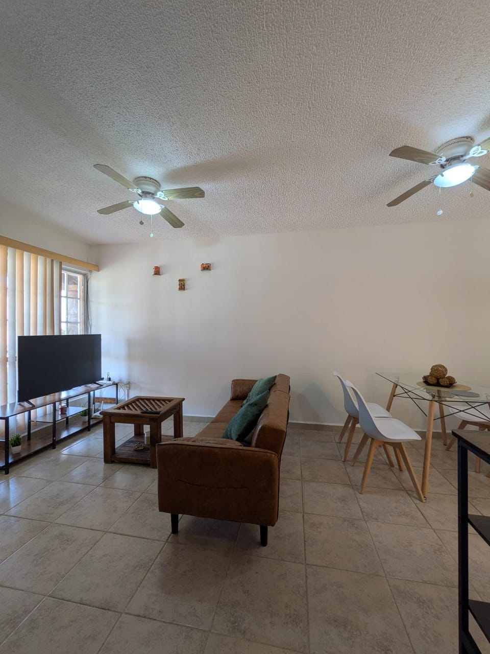 Communal lounge/ TV room, TV and multimedia, Living room, Seating area, Dining area