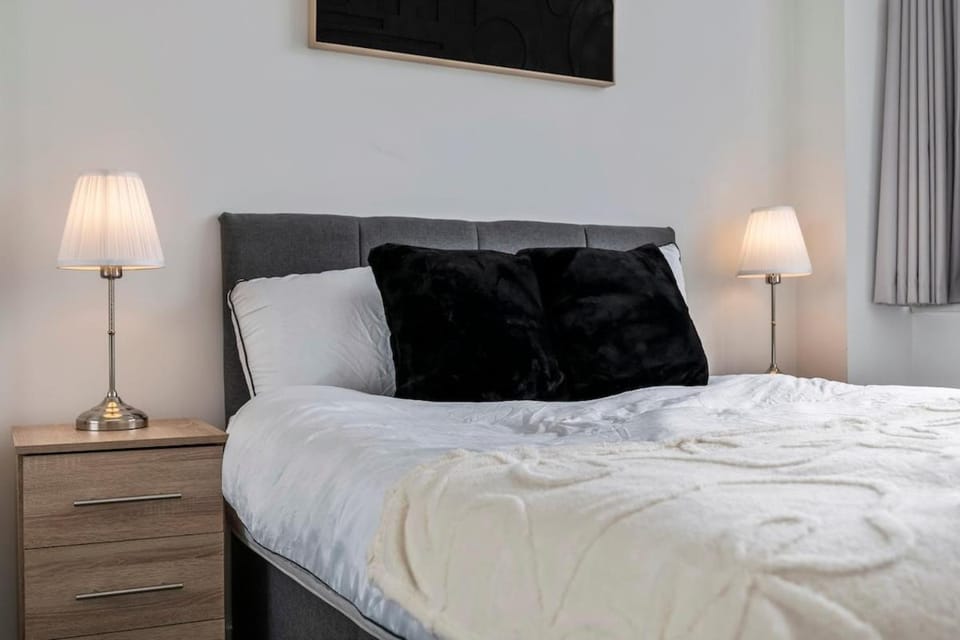Cosy Hounslow 1BR Apartment Sleeps Heathrow! Apartment in Isleworth