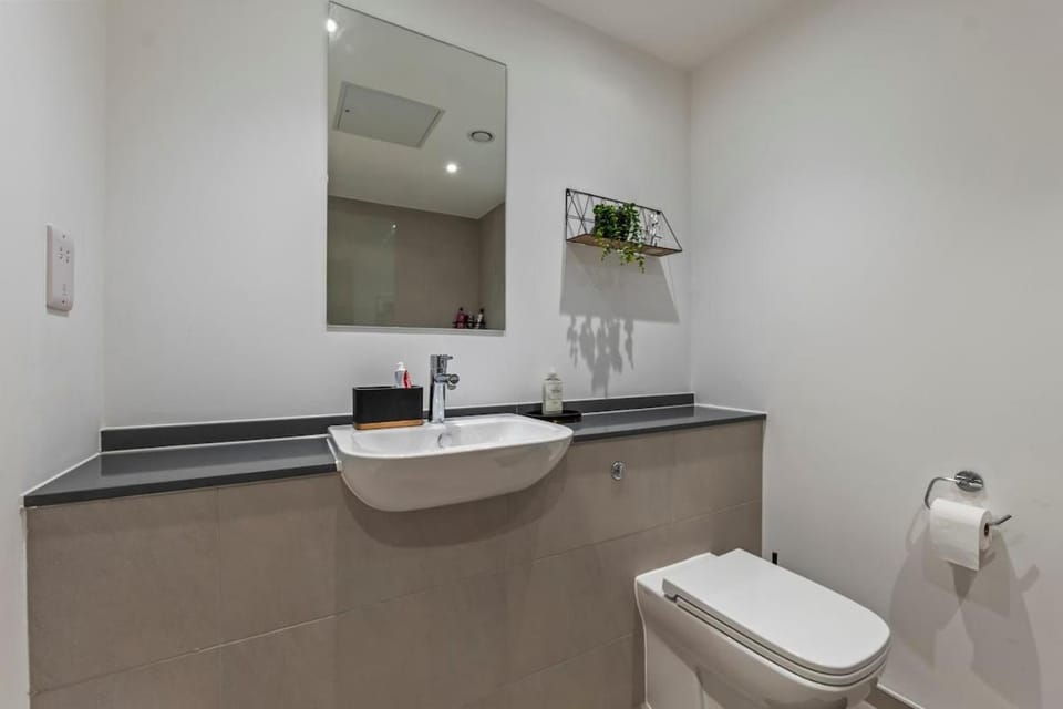 Snug Hounslow 1BR Apartment Sleeps 4 Heathrow! Apartment in Isleworth