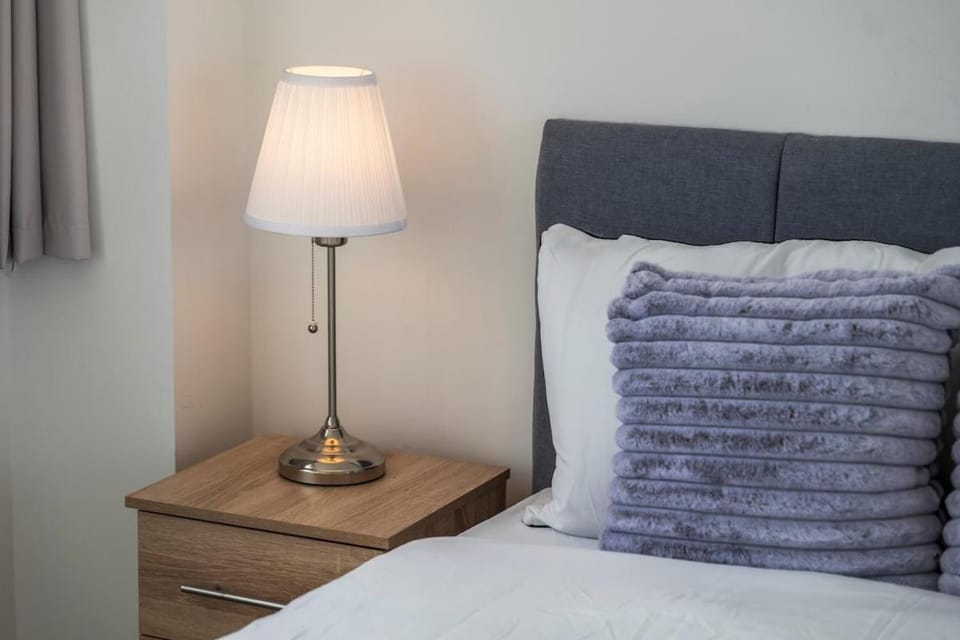 Snug Hounslow 1BR Apartment Sleeps 4 Heathrow! Apartment in Isleworth