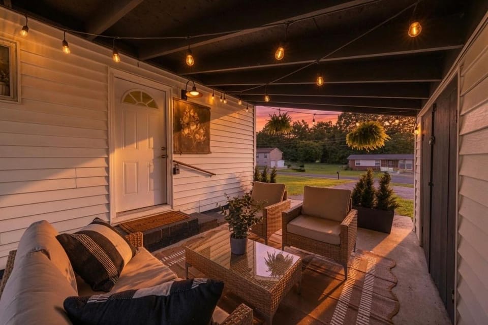 Modern Cottage Retreat Near UT, Airport & Smokies House in Alcoa