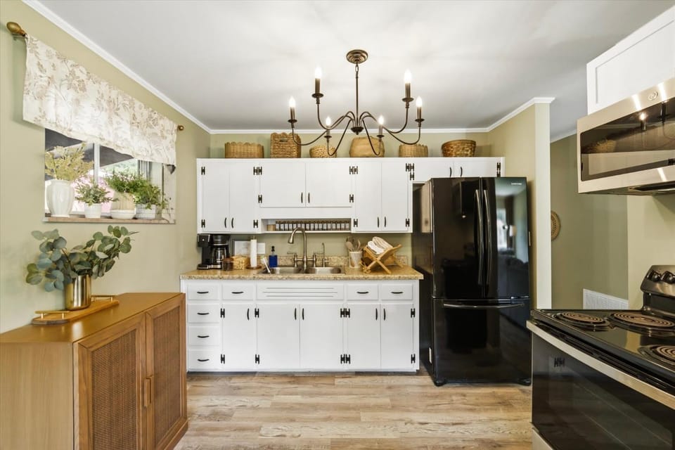 Modern Cottage Retreat Near UT, Airport & Smokies House in Alcoa
